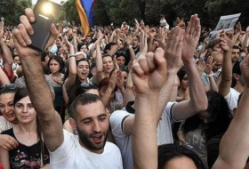 Armenier fordern Rücktritt des Präsidenten Sargisyan 